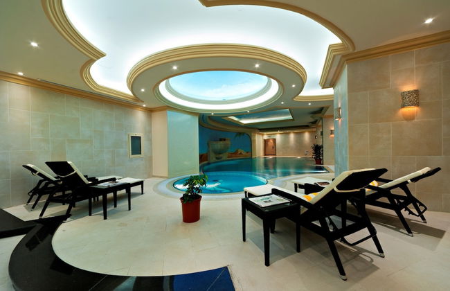 Magnum Hotel & Suites West Bay - Photo 21