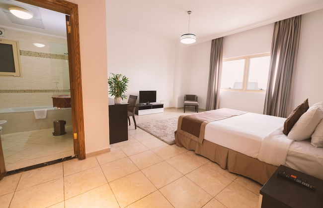 Magnum Hotel & Suites West Bay - Photo 9