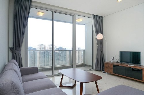 Foto 8 - Relaxing 2BR at The Empyreal Condominium Epicentrum Apartment By Travelio