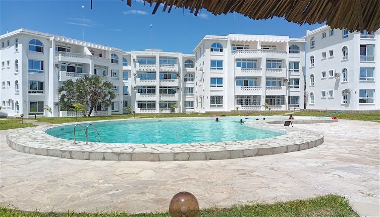 Photo 1 - 1-bedroom Apartment With Pool View, Beach Experien