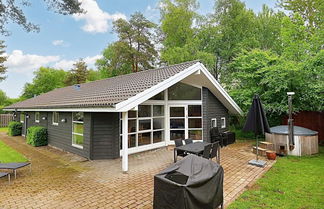 Foto 1 - 10 Person Holiday Home in Vaeggerlose