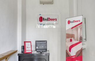 Foto 3 - RedDoorz Apartment @ Green Bay Pluit