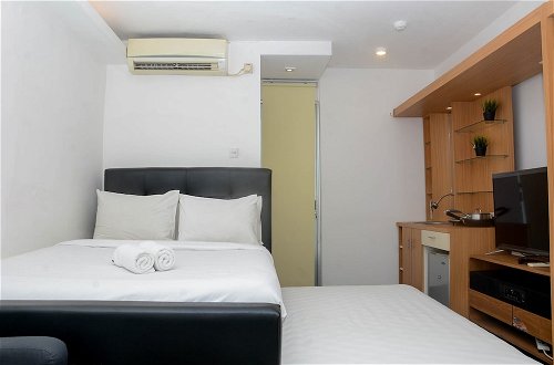 Foto 4 - Fully Furnished with Cozy Design Studio Bassura City Apartment