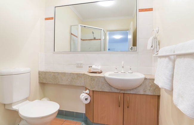 Mid City Luxury Suites - Photo 20