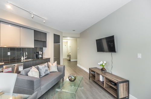 Photo 6 - Exquisite Luxury 1 Bedroom + Den With Parking