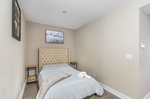 Photo 11 - Exquisite Luxury 1 Bedroom + Den With Parking