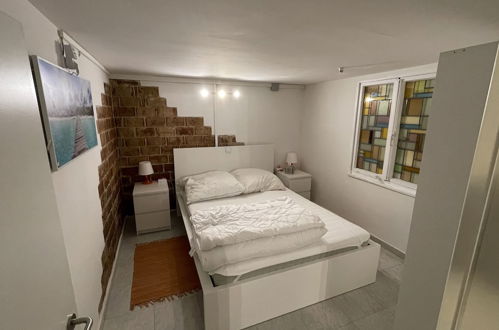 Photo 4 - Cozy Furnished Basement Apartment