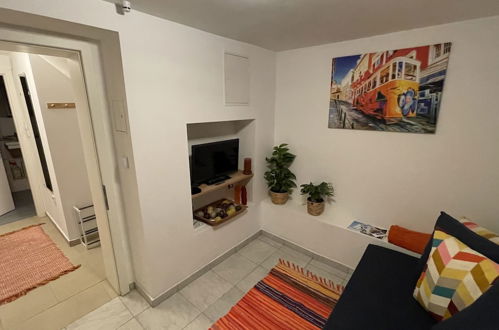 Foto 5 - Cozy Furnished Basement Apartment