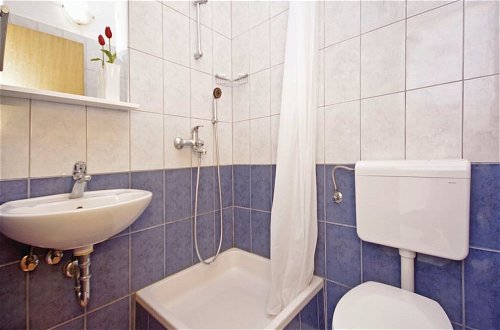 Foto 6 - Charming 1 Bedroom Apartment in Makarska