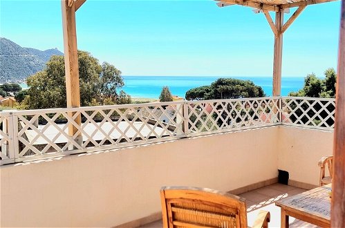 Foto 15 - Stylish Home With Views, 4 min Walk to the Beach