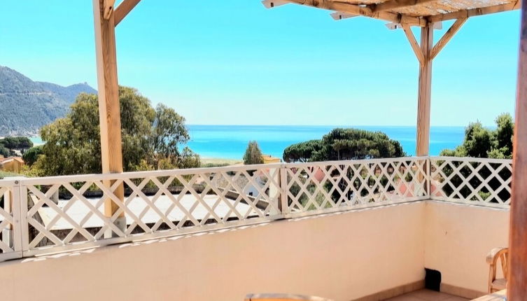 Photo 1 - Stylish Home With Views, 4 min Walk to the Beach