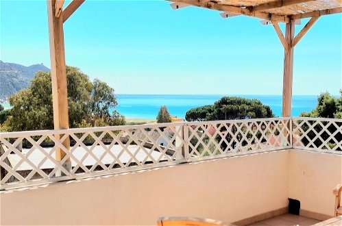 Foto 7 - Stylish Home With Views, 4 min Walk to the Beach
