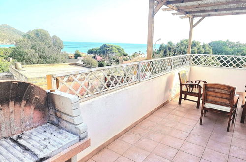 Photo 11 - Stylish Home With Views, 4 min Walk to the Beach