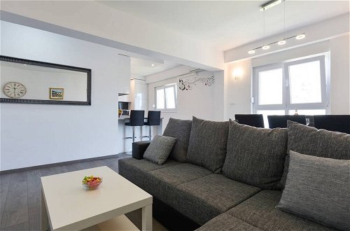 Foto 13 - Modern Apartment Zara Gray