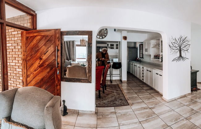 Serene Thatched Roof Retreat in Faerie Glen, Pretoria - Foto 1