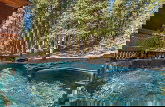 Foto 2 - Wolf's Lair by Avantstay Swiss Chalet w/ Private Hot Tub & Access to Northstar Resort Community