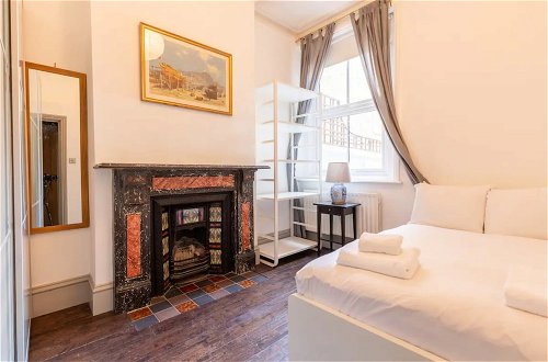 Photo 5 - Eclectic 2 Bedroom Victorian era Apartment in Oval