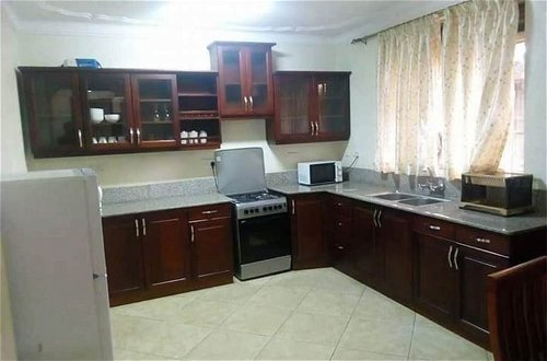 Foto 21 - If Youre in Kampala for Business or Pleasure 243 Apartments is a Great Choice