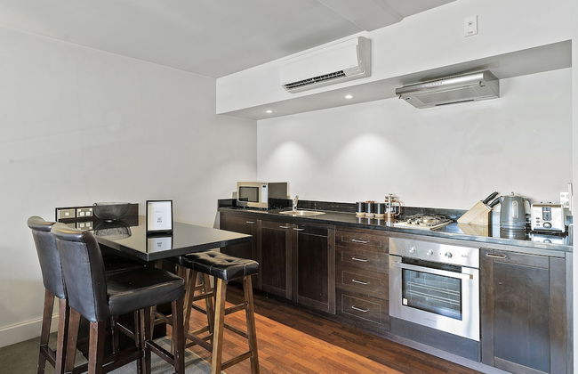 LAKESIDE LIVING - MODERN 2-BEDROOM APARTMENT - Foto 5