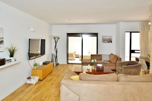 Photo 11 - Amazing 3 Bedroom Garden Apartment near Gordon Beach