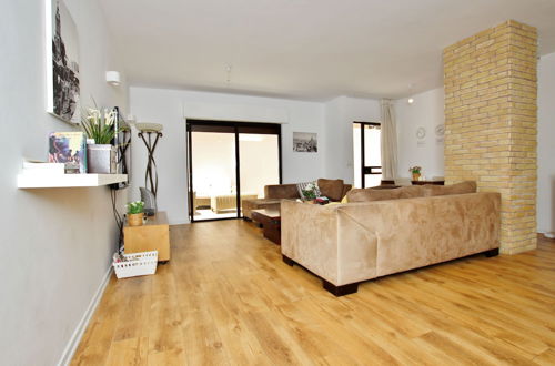 Foto 10 - Amazing 3 Bedroom Garden Apartment near Gordon Beach