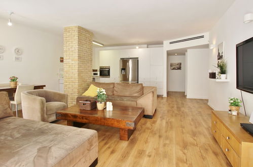 Photo 3 - Amazing 3 Bedroom Garden Apartment near Gordon Beach