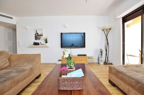 Foto 9 - Amazing 3 Bedroom Garden Apartment near Gordon Beach