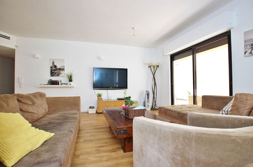 Photo 16 - Amazing 3 Bedroom Garden Apartment near Gordon Beach