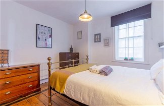 Photo 3 - Trendy 2 Bedroom Apartment in the Heart of Brixton