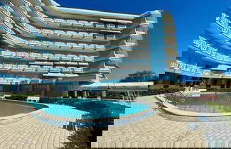 Foto 1 - Central Apartment With Shared Pool