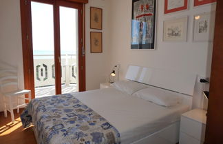 Foto 3 - Apartment With Pool And Sea View