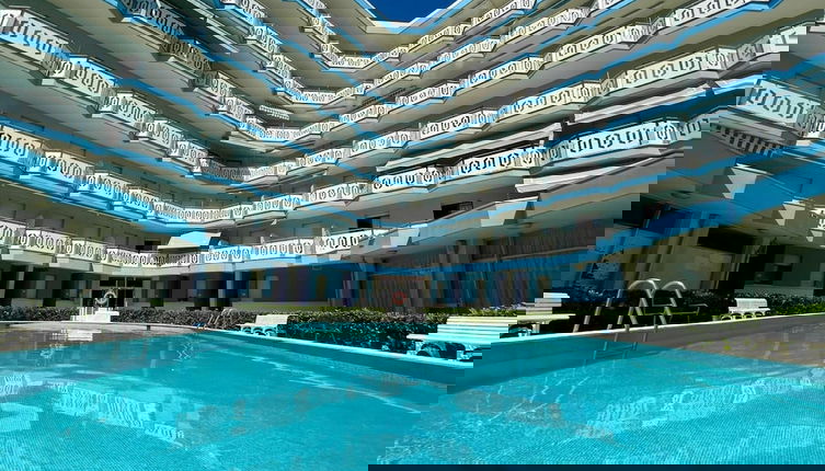 Photo 1 - Central Apartment With Shared Pool