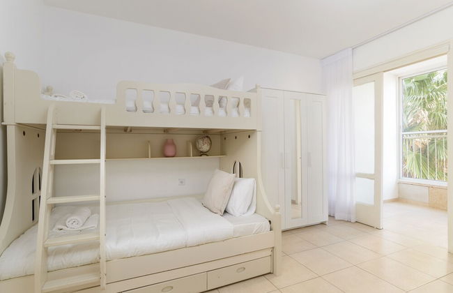 Bright and Fresh Family Home near Beach - Foto 12