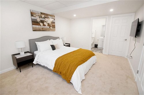 Photo 2 - Modern and Comfortable Townhouse in South Winnipeg