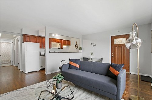 Photo 12 - Posh 1BR Apartment in Arlington Heights