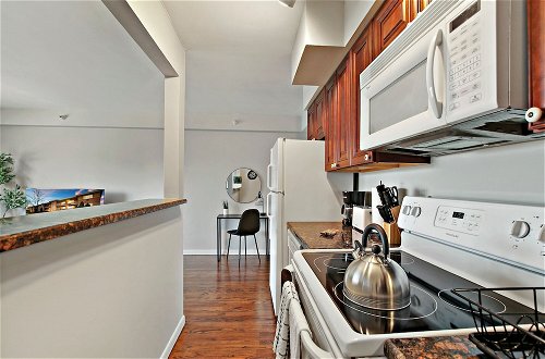 Foto 6 - Posh 1BR Apartment in Arlington Heights
