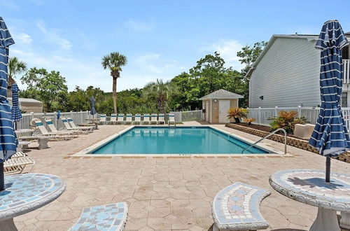 Photo 14 - Short Walk to The Beach! Community Pool! Sleeps 6