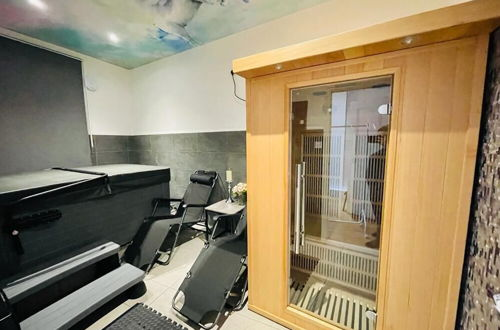 Foto 10 - London Luxury Apartments with Jacuzzi Hot tub & Sauna