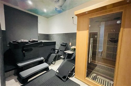 Foto 1 - London Luxury Apartments with Jacuzzi Hot tub & Sauna