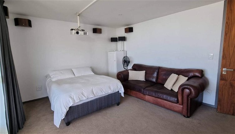 Photo 1 - Stylish 2 Bedroom Apartment With Stunning City Views