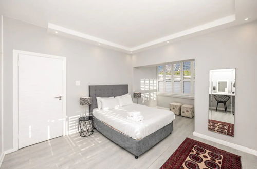 Photo 3 - Spacious 1 Bedroom Apartment in Claremont With Great Views