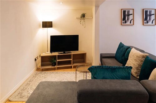 Photo 9 - Stylish and Central 2 Bedroom Flat in Manchester