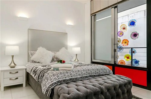 Photo 2 - Spacious, Heritage 1 Bedroom Apartment in Cape Town