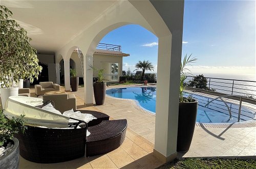 Foto 39 - Luxury Villa With Private Heated Pool, Garden and Views of the sea and Mountains