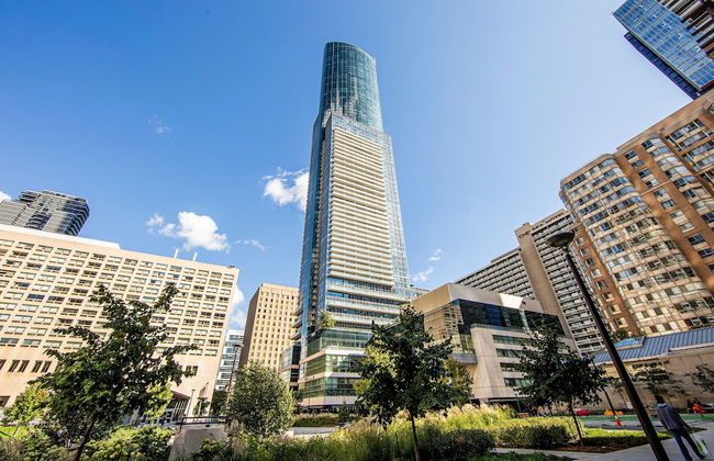 Downtown Toronto 2 Bedroom 2 Bath Suite Near Business District, U of T, Hospital - Photo 18