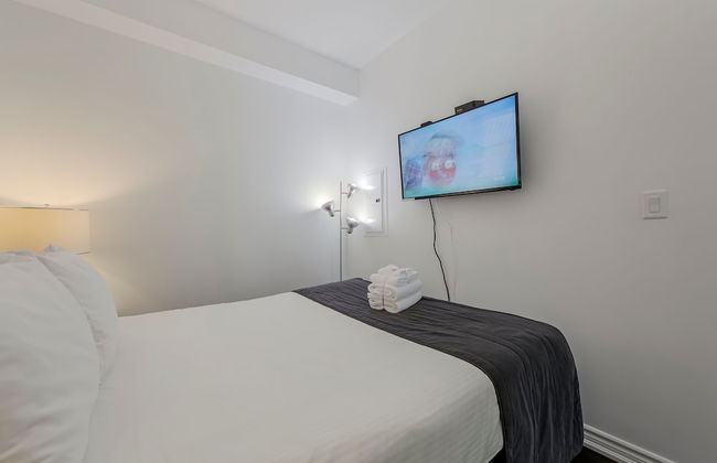 Canada Suites on Bay - Photo 4