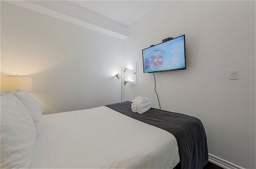 Photo 4 - Downtown Toronto 2 Bedroom 2 Bath Suite Near Business District, U of T, Hospital