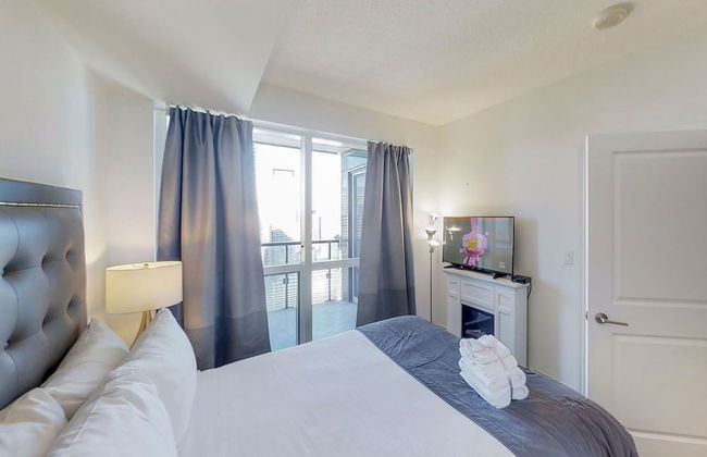 Downtown Toronto 2 Bedroom 2 Bath Suite Near Business District, U of T, Hospital - Photo 2
