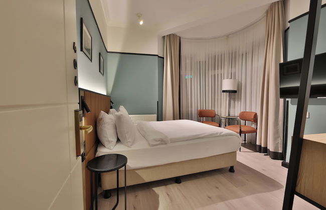 EA Exclusive Hotel - Photo 6