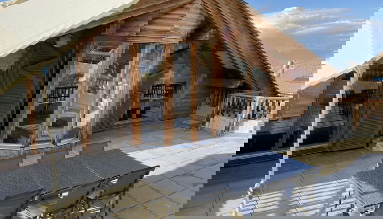 Foto 1 - Hilltop Apartment With Valley Views
